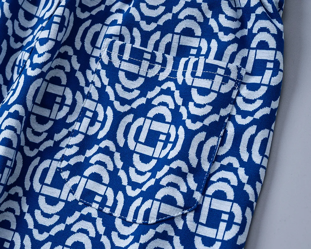 29100# New Arrival casual shorts from the official website for spring and summer 2026. The knitted jacquard fabric is handsome, the fabric is comfortable, the workmanship is rigorous, and the wiring is neat. Good upper body effect·Sizes M-3XL Blue